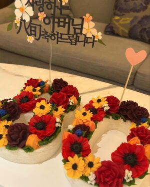 Lee Ayumi Instagram - .
아버님 80th 팔순 생신날~!!!🎂🎉 가족끼리 호캉스 왔습니다~💕
덕분에 저희도 완전 힐링힐링💕참 행복한 시간을 보냈습니당!
항상 든든하고 멋지신 이버님~ 오래오래 간강하시궁 사랑합니당🥰🙏
풍선을 Bridal shower 로 잘못 구매 했지만ㅋㅋㅋ😂😂😂
앞으로도 어머님이랑 신혼처럼 알콩달콩 지내시길~ ㅎㅎㅎ

お義父さんの80thお誕生日っー🎂🎉
家族でホカンスに来ました💕幸せすぎる時間でしたっ😛
いつも私達を優しく心強く見守って下さるお義父さんが大好きです🙏
バルーンをBridal showerと間違えちまったけどw 🤣
いつまでも新婚の様にお義母さんと仲良く元気で長生きして下さい💕