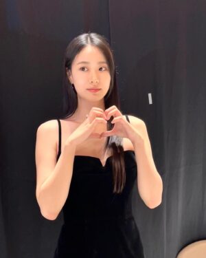 Lee E-dam Instagram - 백상예술대상 60주년 
저의 첫 시상식 이었습니다 처음으로 신인상 후보에 올라서 
기쁜 마음으로 다녀왔습니다 :)V🖤
정신병동에도 아침이 와요 들레 ☀️