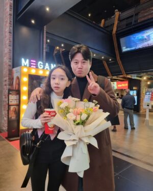 Lee Go-eun Instagram - 2016-2023현재.  8년차 
장기근속배우 ~🤣
10년차에 표창장 준비해주세요🫡
삼촌키 반토막 만했는데 많이 컸네 .

이모삼촌들 사랑으로 잘자라고 있습니다 : )
