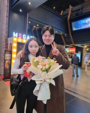 Lee Go-eun Instagram - 2016-2023현재.  8년차 
장기근속배우 ~🤣
10년차에 표창장 준비해주세요🫡
삼촌키 반토막 만했는데 많이 컸네 .

이모삼촌들 사랑으로 잘자라고 있습니다 : )