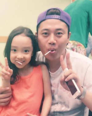 Lee Go-eun Instagram - 2016-2023현재.  8년차 
장기근속배우 ~🤣
10년차에 표창장 준비해주세요🫡
삼촌키 반토막 만했는데 많이 컸네 .

이모삼촌들 사랑으로 잘자라고 있습니다 : )