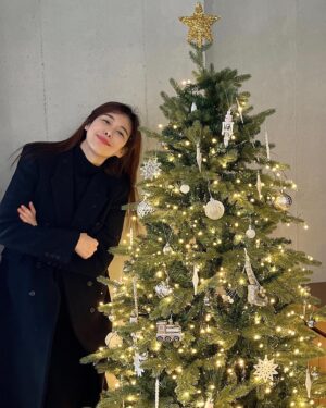 Lee Ha-na Instagram - 동지들... 
망구는 일년 중 오늘을 가장 좋아하게 되었다😉 
모두 merry christmas🤶🏻🫶🏻🕊️