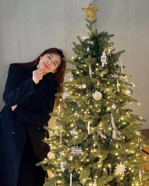 Lee Ha-na Instagram - 동지들... 
망구는 일년 중 오늘을 가장 좋아하게 되었다😉 
모두 merry christmas🤶🏻🫶🏻🕊️