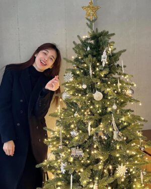Lee Ha-na Instagram - 동지들... 
망구는 일년 중 오늘을 가장 좋아하게 되었다😉 
모두 merry christmas🤶🏻🫶🏻🕊️