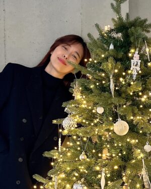 Lee Ha-na Instagram - 동지들... 
망구는 일년 중 오늘을 가장 좋아하게 되었다😉 
모두 merry christmas🤶🏻🫶🏻🕊️