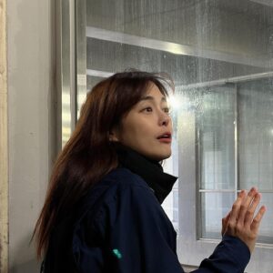 Lee Ha-na Instagram - 눈을 기다리며... :)