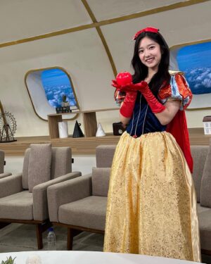 Lee Hye-seong Instagram - Snow White 🍎

#피디님이고른의상🤣