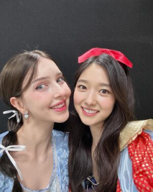 Lee Hye-seong Instagram - Snow White 🍎

#피디님이고른의상🤣