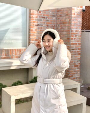Lee Hye-seong Instagram - 겨울비가 내리면 기온이 확 떨어진대요!
추운 겨울에도 테라스 카페 감성을 즐기고 싶을 때가 있잖아요 ☕️❄️

#ad #디스커버리롱패딩 #여성패딩