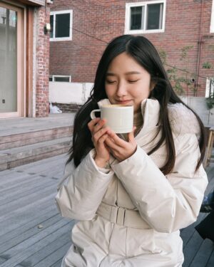 Lee Hye-seong Instagram - 겨울비가 내리면 기온이 확 떨어진대요!
추운 겨울에도 테라스 카페 감성을 즐기고 싶을 때가 있잖아요 ☕️❄️

#ad #디스커버리롱패딩 #여성패딩
