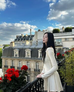 Lee Seo-bin Instagram - 파리는 테라스지 🦋☁🌹
(오들오들🥶)