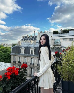 Lee Seo-bin Instagram - 파리는 테라스지 🦋☁🌹
(오들오들🥶)