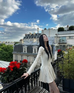Lee Seo-bin Instagram - 파리는 테라스지 🦋☁🌹
(오들오들🥶)