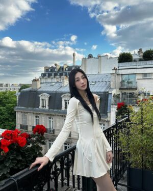 Lee Seo-bin Instagram - 파리는 테라스지 🦋☁🌹
(오들오들🥶)