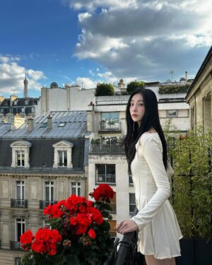 Lee Seo-bin Instagram - 파리는 테라스지 🦋☁🌹
(오들오들🥶)