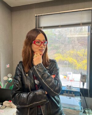 Lee So-ra Instagram - 오랜만에 친구들과 바람 부는 길을 걷다 사진도 찍고 구경도 하고 기분이 정말 좋았어요ㅎㅎ

#친구 #내사랑김완선 #❤️
@soomi_1101 @kimwansunflower