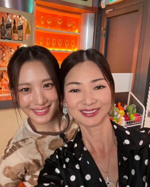 Lee So-ra Instagram - 같은 종족
같은 취미 
같은 엄청나게 큰 손 
I
O
벼락치기 etc. 

#meantobe
#수현