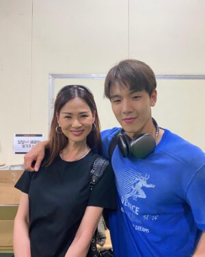 Lee So-ra Instagram - 어제 그레이트 코멧 보고 왔어요 
그레이트 코멧은 세상에서 제일 재밌는 뮤지컬이에요!!! 
아.. 정말 무대 위 배우들의 재능과 열정 노력에 깊은 감동을 받았습니다 
인간의 한계를 뛰어넘은듯한 움직임과 노래에 전율을 느끼며 말도 안 되게 혼자 뮤지컬 배우가 되는 상상을 펼치기도 했어요😆
멋진 피에르 케이윌! @kwill_official 
하늘에 떠있는 수많은 별처럼 빛나던 배우들 ✨🤍
그 중 혜성처럼 빛난 아나톨 역의 셔누! 💫@shownuayo 

팀 그레이트 코멧 너무너무너무 멋져요!!! 
브라보!!! ❤️‍🔥❤️‍🔥❤️‍🔥

#그래이트코멧
#뮤지컬
#유니버셜아트센터