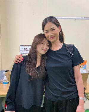 Lee So-ra Instagram - 어제 그레이트 코멧 보고 왔어요 
그레이트 코멧은 세상에서 제일 재밌는 뮤지컬이에요!!! 
아.. 정말 무대 위 배우들의 재능과 열정 노력에 깊은 감동을 받았습니다 
인간의 한계를 뛰어넘은듯한 움직임과 노래에 전율을 느끼며 말도 안 되게 혼자 뮤지컬 배우가 되는 상상을 펼치기도 했어요😆
멋진 피에르 케이윌! @kwill_official 
하늘에 떠있는 수많은 별처럼 빛나던 배우들 ✨🤍
그 중 혜성처럼 빛난 아나톨 역의 셔누! 💫@shownuayo 

팀 그레이트 코멧 너무너무너무 멋져요!!! 
브라보!!! ❤️‍🔥❤️‍🔥❤️‍🔥

#그래이트코멧
#뮤지컬
#유니버셜아트센터