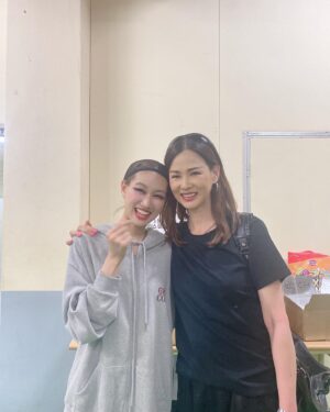 Lee So-ra Instagram - 어제 그레이트 코멧 보고 왔어요 
그레이트 코멧은 세상에서 제일 재밌는 뮤지컬이에요!!! 
아.. 정말 무대 위 배우들의 재능과 열정 노력에 깊은 감동을 받았습니다 
인간의 한계를 뛰어넘은듯한 움직임과 노래에 전율을 느끼며 말도 안 되게 혼자 뮤지컬 배우가 되는 상상을 펼치기도 했어요😆
멋진 피에르 케이윌! @kwill_official 
하늘에 떠있는 수많은 별처럼 빛나던 배우들 ✨🤍
그 중 혜성처럼 빛난 아나톨 역의 셔누! 💫@shownuayo 

팀 그레이트 코멧 너무너무너무 멋져요!!! 
브라보!!! ❤️‍🔥❤️‍🔥❤️‍🔥

#그래이트코멧
#뮤지컬
#유니버셜아트센터