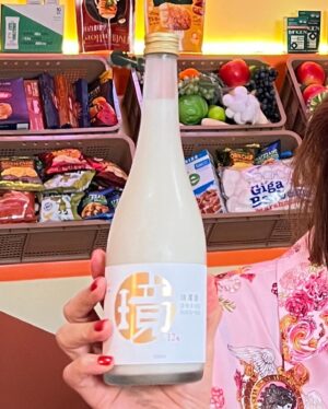 Lee So-ra Instagram - 시경이 막걸리 경탁주 
경탁주는 딱 성시경씨 노래 같은 맛이에요
발라드같은 막걸리…🤍
헤어 나오질 못해~~ 

#막걸리없음잠못드는밤
#성시경막걸리
#경탁주 #꿀맛꿀맛

#미안하다
#정화한병못주고
#누나가다마셨어