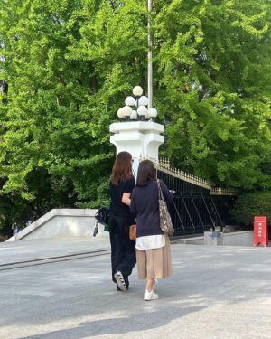 Lee So-ra Instagram - 어제 그레이트 코멧 보고 왔어요 
그레이트 코멧은 세상에서 제일 재밌는 뮤지컬이에요!!! 
아.. 정말 무대 위 배우들의 재능과 열정 노력에 깊은 감동을 받았습니다 
인간의 한계를 뛰어넘은듯한 움직임과 노래에 전율을 느끼며 말도 안 되게 혼자 뮤지컬 배우가 되는 상상을 펼치기도 했어요😆
멋진 피에르 케이윌! @kwill_official 
하늘에 떠있는 수많은 별처럼 빛나던 배우들 ✨🤍
그 중 혜성처럼 빛난 아나톨 역의 셔누! 💫@shownuayo 

팀 그레이트 코멧 너무너무너무 멋져요!!! 
브라보!!! ❤️‍🔥❤️‍🔥❤️‍🔥

#그래이트코멧
#뮤지컬
#유니버셜아트센터