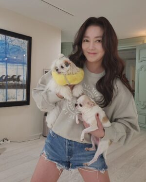 Lee So-yeon Instagram - #출근전 #넘사랑스러워😍
#울애기들이랑
윽 내뒤에 트리...언제 치울수있을까 ㅋ