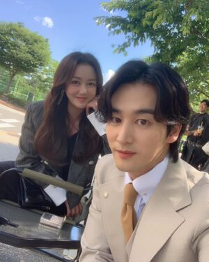 Lee So-yeon Instagram - 칭구 백변호사님과~~미리생일축하해 창석아~~~^^
일주일남았당 #끝까지 #홧팅홧팅