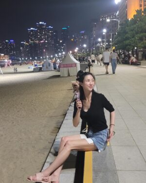 Lee Soo-kyung Instagram - .
💛숨만쉬고온 해운대💛
with @discoradio