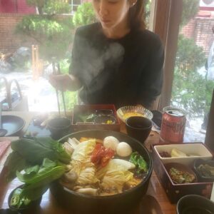 Lee Soo-kyung Instagram - .
오늘 점심도 열심히먹자!!
알고보니 이곳은~
샤브샤브 맛집이라네여.....
음....
나....
살짝 당황해땅....😅

#스키야키 #온천집
#점심메뉴 #배부르다