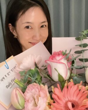 Lee Soo-kyung Instagram - 이런 기습추위... 따위.. 
물러가랏!!!!!!!!!!!!!!!!!
너무 방심했어요.. 겨울인데!!!!!! 
누가 그랬는데~~!???
추위많이 타는 사람들이..
내입으로 말못해😭😭😭😭
딱 난데...???!!!!!!

#일상#데일리#2023년#계묘년
#추워서슬픈사람#🐰