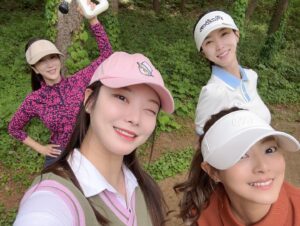 Lee Soo-kyung Instagram - .
버디한번으로 행복💚
@xxinnara 
@bizingreen 
@jisun0225 

#아난티#골프#롼딩
#⛳️#버디