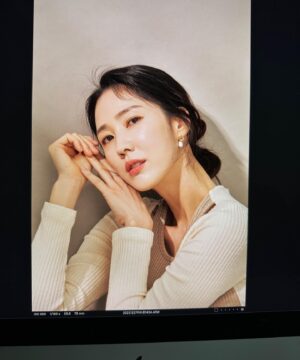 Lee Soo-kyung Instagram - .
손이 늘 어색하단말이지..,
가늘고 긴 손가락 원츄😘 
 
#인터뷰#일하자#준비완료
#일상 말고 #열일