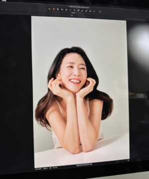 Lee Soo-kyung Instagram - .
손이 늘 어색하단말이지..,
가늘고 긴 손가락 원츄😘 
 
#인터뷰#일하자#준비완료
#일상 말고 #열일