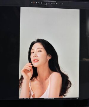 Lee Soo-kyung Instagram - .
손이 늘 어색하단말이지..,
가늘고 긴 손가락 원츄😘 
 
#인터뷰#일하자#준비완료
#일상 말고 #열일