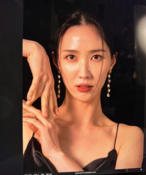 Lee Soo-kyung Instagram - .
손이 늘 어색하단말이지..,
가늘고 긴 손가락 원츄😘 
 
#인터뷰#일하자#준비완료
#일상 말고 #열일