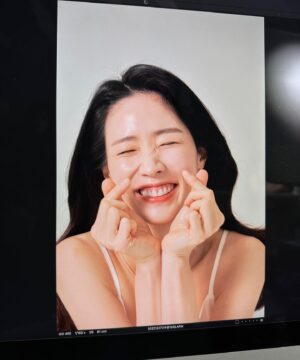 Lee Soo-kyung Instagram - .
손이 늘 어색하단말이지..,
가늘고 긴 손가락 원츄😘 
 
#인터뷰#일하자#준비완료
#일상 말고 #열일