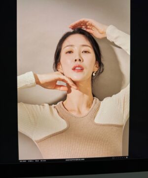 Lee Soo-kyung Instagram - .
손이 늘 어색하단말이지..,
가늘고 긴 손가락 원츄😘 
 
#인터뷰#일하자#준비완료
#일상 말고 #열일