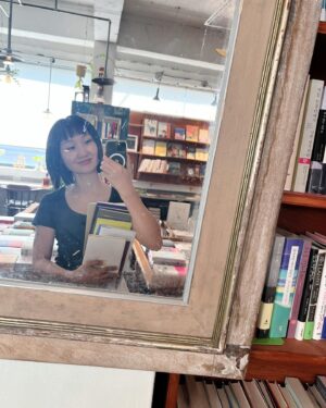 Lee Sulla Instagram - 노트북 두고 집 떠난 거 얼마만인지. 강연하는 훤이 따라 전주 왔는데 증말 좋은 고장이다. 건물 낮고 도서관 많고 책방들 근사하고 백반집 가서 만 원 내면 반찬 스무 개씩 나오고 천변 산책하면 과일 야채 저렴하게 팔고 있고 잘 익은 보리수 열매 널렸고 커피 가격은 3500원이며 서울보다 독자님들 훨씬 자주 마주치는 걸 보니 이 지역 독서인구 심상치 않다...! 게다가 방앗간집 딸이자 영화 감독인 오랜 독자가 참기름 들기름도 챙겨주네... 사랑 그것은 고소한 것...
