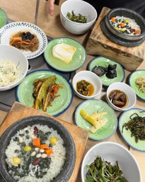 Lee Sulla Instagram - 노트북 두고 집 떠난 거 얼마만인지. 강연하는 훤이 따라 전주 왔는데 증말 좋은 고장이다. 건물 낮고 도서관 많고 책방들 근사하고 백반집 가서 만 원 내면 반찬 스무 개씩 나오고 천변 산책하면 과일 야채 저렴하게 팔고 있고 잘 익은 보리수 열매 널렸고 커피 가격은 3500원이며 서울보다 독자님들 훨씬 자주 마주치는 걸 보니 이 지역 독서인구 심상치 않다...! 게다가 방앗간집 딸이자 영화 감독인 오랜 독자가 참기름 들기름도 챙겨주네... 사랑 그것은 고소한 것...