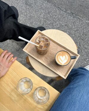 Lee Sulla Instagram - 노트북 두고 집 떠난 거 얼마만인지. 강연하는 훤이 따라 전주 왔는데 증말 좋은 고장이다. 건물 낮고 도서관 많고 책방들 근사하고 백반집 가서 만 원 내면 반찬 스무 개씩 나오고 천변 산책하면 과일 야채 저렴하게 팔고 있고 잘 익은 보리수 열매 널렸고 커피 가격은 3500원이며 서울보다 독자님들 훨씬 자주 마주치는 걸 보니 이 지역 독서인구 심상치 않다...! 게다가 방앗간집 딸이자 영화 감독인 오랜 독자가 참기름 들기름도 챙겨주네... 사랑 그것은 고소한 것...