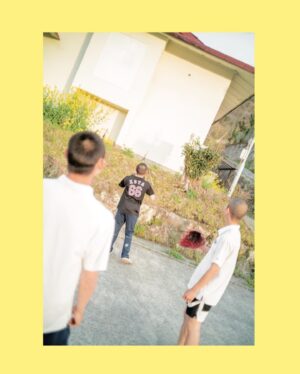 Lee Sulla Instagram - 여름을 기다리며 새 산문집을 만들었습니다. 제목은 『끝내주는 인생』입니다. 이토록 신기루 같은 제목을 감당하는 이야기란 무엇일지 생각하면서, 몸과 마음을 이리저리 굴리며 쓴 책이에요. 새로 쓴 글들과 오랫동안 다듬어 온 글들을 모아 엮었습니다. 

저의 20대가 담긴 산문집 『일간 이슬아 수필집』과 『심신 단련』도 각별하지만 이번 책은 제가 쓴 산문집 중 단연코 가장 멋지고 아름답습니다. 계속해서 변화하는 저의 생과 독자님들의 생이 서로를 알아보는 책일 거라고 짐작해 보아요. 

오늘부터 예약판매가 시작되었습니다. 온라인 서점별로 굿즈와 이벤트가 다르니 살펴봐주셔요. 끝내주시는 하루 되시기를 바랄게요.

글: 이슬아 @sullalee 
사진: 이훤 @__leehwon 
편집: 김진형 @a_topos_ 
디자인: 박연미 @yeonmipark 
마케팅: 이형준 @joon__snow 나영균 @youngk0928 

Repost by @dplotpress 

이슬아 산문집 - 『끝내주는 인생』 

“우리는 글을 쓰고 음악을 만드는 게
기쁜 일인지 슬픈 일인지 구분할 수가 없다.
삶이 기쁨인지 슬픔인지 구분할 수 없는 것처럼.
우리가 아는 것은 잘하고 싶은 마음이 사라지지 않는다는 것뿐이다.
살고 싶은 마음이 사라지지 않듯이.”

2023년 첫여름, 이 시대 가장 뜨거운 작가이자 “끊임없이 자신을 갱신하는 부지런한 혁명가”로 호명되는 이슬아 작가의 산문집 『끝내주는 인생』이 출간되었다. 2018년 셀프 연재 프로젝트 ‘일간 이슬아’로 출판계를 들썩이게 만들었던 이슬아가 데뷔한 지 다섯 해가 되었다. 이슬아는 산문은 물론, 인터뷰, 서평, 칼럼, 소설, 드라마로 글쓰기의 세계를 확장해나가며, 바야흐로 ‘이슬아의 시대’라고 할 만한 굳건한 성취를 만들어내고 있다. 그러나 이슬아는 성취의 자리에 오래 머물 생각이 없다.

이슬아는 불공정한 현재와 기후재난의 미래 사이에서, ‘이슬아의 유래’와 ‘잊힌 여자의 계보’를 쫓으며 ‘신인(新人)’의 각오를 다진다. 오랜 친구 앞에서 쉬이 무너지기도 하고 한껏 야해지기도 하면서 우정의 새로운 면모를 부지런히 찾아낸다. 자신을 향해 뜨겁게 환호하거나 차갑게 폄훼하는 익명의 대중이 아니라 태권도장 아이들, 요가원 언니들과 일상의 우정을 쌓는다. 전업작가의 삶을 불안해하면서도 인간동물과 비인간동물과 지구의 안위를 헤아리고 당부한다. 오늘도 뛰고 쓰고 노래하며 끝내주는 인생을 가슴에 품는다. 이 산문집은 ‘일간 이슬아’ 너머, 더 깊고 넓고 고유하게 펼쳐질 이슬아의 세계에 관한 끝내주는 은유다. 

#끝내주는인생 #디플롯