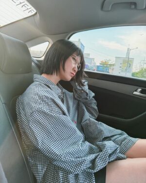 Lee Sulla Instagram - 노트북 두고 집 떠난 거 얼마만인지. 강연하는 훤이 따라 전주 왔는데 증말 좋은 고장이다. 건물 낮고 도서관 많고 책방들 근사하고 백반집 가서 만 원 내면 반찬 스무 개씩 나오고 천변 산책하면 과일 야채 저렴하게 팔고 있고 잘 익은 보리수 열매 널렸고 커피 가격은 3500원이며 서울보다 독자님들 훨씬 자주 마주치는 걸 보니 이 지역 독서인구 심상치 않다...! 게다가 방앗간집 딸이자 영화 감독인 오랜 독자가 참기름 들기름도 챙겨주네... 사랑 그것은 고소한 것...