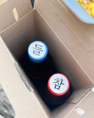 Lee Sulla Instagram - 노트북 두고 집 떠난 거 얼마만인지. 강연하는 훤이 따라 전주 왔는데 증말 좋은 고장이다. 건물 낮고 도서관 많고 책방들 근사하고 백반집 가서 만 원 내면 반찬 스무 개씩 나오고 천변 산책하면 과일 야채 저렴하게 팔고 있고 잘 익은 보리수 열매 널렸고 커피 가격은 3500원이며 서울보다 독자님들 훨씬 자주 마주치는 걸 보니 이 지역 독서인구 심상치 않다...! 게다가 방앗간집 딸이자 영화 감독인 오랜 독자가 참기름 들기름도 챙겨주네... 사랑 그것은 고소한 것...