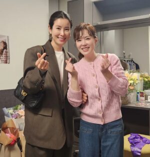 Lee Tae-ran Instagram - 드디어 희라 언니의 두 번째 멜리사를 보고 왔어요!
언니의 변신은 어디까지인지..
작고 여린 체구에서 그 재기 발랄함과 힘은 어디서 나오는 건지..
무대에서 빛나는 언니를 보며 배우로서의 존경심과 여자로서의 매력에 푹~ 빠졌네요♡
35년 만에 무대에서 만난 정보석 선배님과의 호흡도 정말 환상적이었어요!
4월 17일에 관람하게 될 #하희라×박혁권 캐미도 기대됩니다!
지금은 #유선×박현권 열연 중이겠네요~
멀리서 응원하며~~ 유선! 4월 7일에 보아요💕

💌 러브러터
👉2024.04.04~04.27
👍LG아트센터 서울, U  스테이지 

#연극러브레터 #정보석 #하희라 #박혁권 #유선