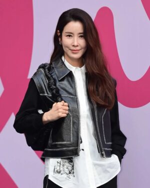 Lee Tae-ran Instagram - 역시~! 올해도 멋졌던 @demoo.official 
.
.
#서울패션위크2024fw 
#데무 #demoo
#박춘무 
#박춘무디자이너
.
.
사진 감사합니다~♡