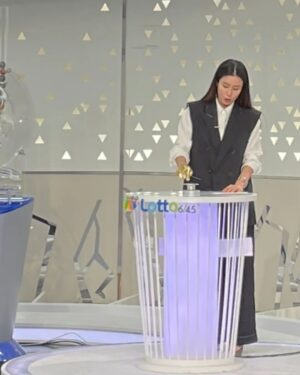 Lee Tae-ran Instagram - 오늘 오후 8시 35분 mbc
.
.
#로또 
#생방송 
#황금손
.
.
모두에게 행운이 깃들길~♡
.
.
#두근두근