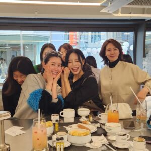 Lee Tae-ran Instagram - 사랑하는 친구들과~ 
오랜만에 배터지게 먹고~
배꼽 빠지게 웃었던 날~♡
친구들아~ 미안해~ 내가 다 가렸네~ 고의는 아녔어😅😅😅
.
.
1차 #케이트미
2차 #파미고츄레리아
.
.
@katemi_mapo
@famigochurreria 
@farmfactory_official
