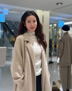 Lee Tae-ran Instagram - 디자인을 넘어 사랑과 나눔의 가치를 추구하는 당신의 비전을 응원합니다💕
.
.
#nanseo
#윤리적패션
#뉴욕캐시미어브랜드
#몽골리안캐시미어
#친환경적전통유목방식
#난서
#walkinginthelight
.
.
@nanseony