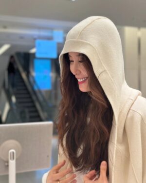 Lee Tae-ran Instagram - 디자인을 넘어 사랑과 나눔의 가치를 추구하는 당신의 비전을 응원합니다💕
.
.
#nanseo
#윤리적패션
#뉴욕캐시미어브랜드
#몽골리안캐시미어
#친환경적전통유목방식
#난서
#walkinginthelight
.
.
@nanseony